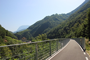 im Eisacktal, Blick zum Schlern am Horizont