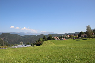 Blick über Kastelruth auf die Sarntaler Alpen am Horizont