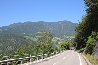 Abfahrt ins Eisacktal, Blick auf v. l. n. r.: Heinrichsberg und Saubacher Kofel