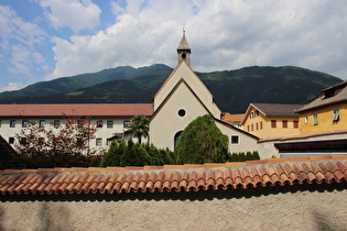 Blick vom Radweg über Brixen mit dem Pfeffersberg dahinter