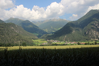 am Südrand von Pfulters, Blick auf Mauls und ins Maulser Tal, dahinter die Pfunderer Berge