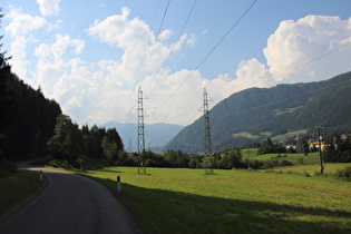 Blick Richtung Sterzinger Becken und auf Trens am Hang auf der anderen Flussseite