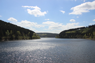 Blick von der Hauptstaumauer der Okertalsperre über den Okerstausee …