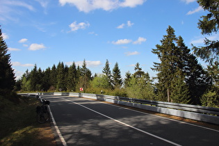 … und Blick über die L504 bergab