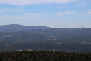 … Schulenberg, dahinter Torfhaus, am Horizont Brocken und Wurmberg