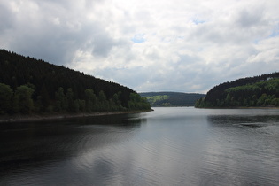 Blick von der Hauptstaumauer der Okertalsperre über den Okerstausee