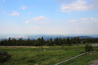 unterhalb des Gipfels Blick über Wernigerode nach Osten, …