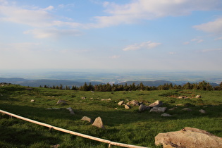 knapp unterhalb des Gipfels Blick über Ilsenburg nach Nordosten …