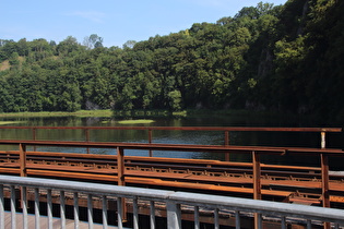 Blick über den Ahauser Stausee nach Norden auf die Ahauser Klippen