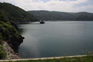 Biggetalsperre, Blick vom Staudamm nach Südosten zum Überfalltrichter, …