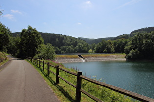 Unterwasserseite des Staudamms der Bremgevorsperre