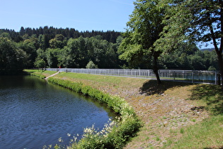 Oberwasserseite  des Staudamms der Bremgevorsperre