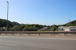 auch nicht besser: der Blick nach Norden über die autobahnähnlich ausgebaute B54 "Hüttentalstraße" …