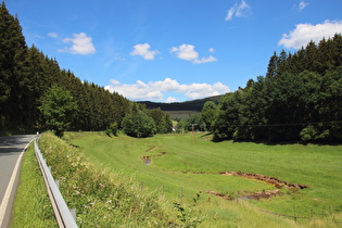 Hundemtal zwischen Würdinghausen und Oberhundem, Blick talabwärts …