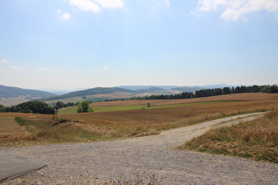 … Blick ins Wesertal und zum Köterberg am Horizont …