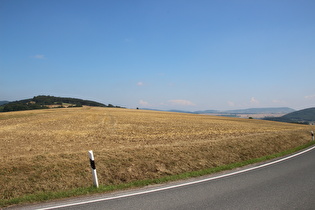 … und Blick zum Diettrichsberg und zum Holzberg am Horizont