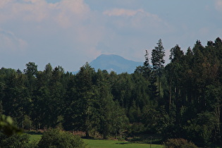 Zoom auf den ersten sichtbaren Alpengipfel, den Hochgern