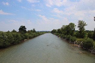 die Tiroler Achen in Marquartstein, Blick flussabwärts …