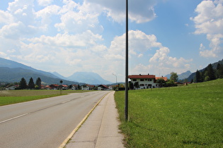 Blick über Reit im Winkl nach Westen zum Zahmen Kaiser (in Bildmitte am Horizont) …
