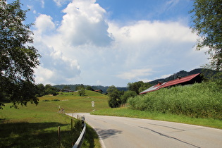 Blick zurück nach Bayern auf österreichische Richtungstafeln in der Kurve …