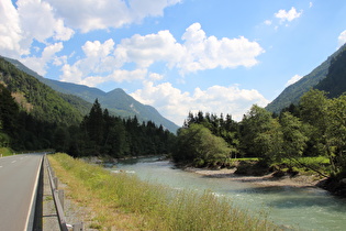 etwas weiter, Blick über die Großache flussaufwärts …