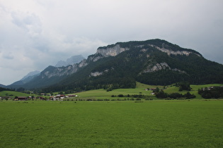 zwischen Kirchdorf und St. Johann, Blick auf den Niedererkaiser, dahinter der Wilde Kaiser