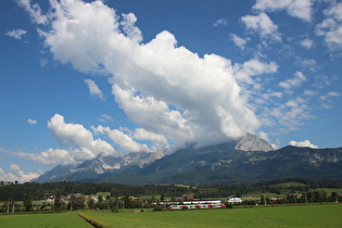 etwas weiter südlich, Blick auf den Wilden Kaiser mit Wolkenfahnen