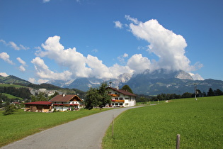 Römerweg zwischen St. Johann und Kitzbühel, Blick zum Wilden Kaiser …