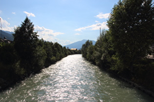 die Salzach in Mittersill, Blick flussaufwärts …