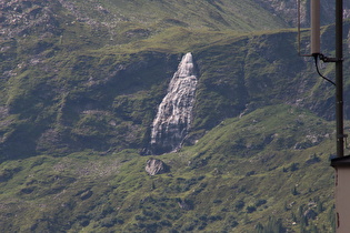 Zoom auf einen Wasserfall eines Zuflusses zum Gschlößbach