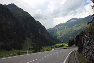 unterhalb der obersten Kehre, Blick talaufwärts zum Roten Kogel