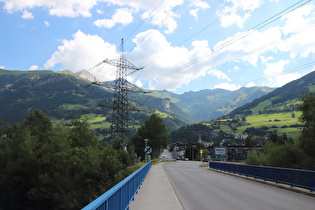 Blick über die Brücke auf Matrei …