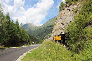 alte gesperrte Straße mit Tunnel und neue Straße im Osthang der Iselschlucht