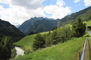 Blick auf die Isel zwischen Prägraten und Hinterbichl und auf Vorderen Finsterwitzkopf und Finsterwitzkopf sowie den Mullwitzkogel dahinter