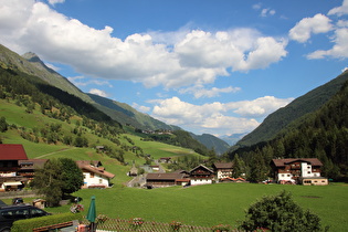 Blick über Hinterbichl talabwärts auf Oberbichl und Bichl