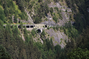 … Zoom auf neue und alte Straße im Osthang der Iselschlucht… 