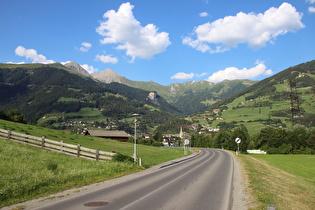 Blick auf Matrei und die Granatspitzgruppe am Horizont