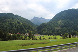 Blick auf das Skizentrum St. Jakob und die Rote Spitze am Horizont