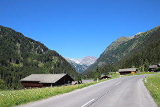 Blick über letzte Häuser von Maria Hilf zur Rieserfernergruppe am Horizont