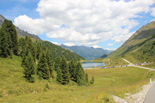 Blick auf einen Zufluss zum Obersee und über den See ins Defereggental