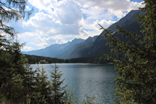 Blick über den Antholzer See ins Antholzer Tal talabwärts