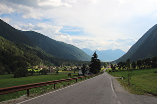 in Dörfl, Blick talabwärts auf Antholz-Niedertal …