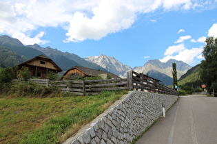 … und Blick talaufwärts zur Rieserfernergruppe