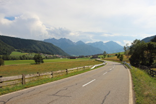 Blick talabwärts auf Oberrasen und die Pragser Dolomiten am Horizont 