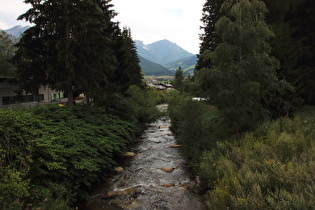 der Antholzer Bach in Niederrasen, Blick flussabwärts, …
