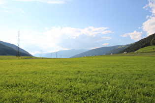 bei Neunhäusern, Blick ins Pustertal nach Westen …