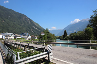 die Ahr in St. Georgen, Blick flusaufwärts in Tauferer Ahrntal, dahinter v. l. n. r.: der nach Osten streichende Grubbachkamm, der durch das Pojental in zwei Hälften geteilte nach Westen streichende Kamm der Durreckgruppe und davor der Rieserfernergruppe, Blossberg und Kahlgeifel