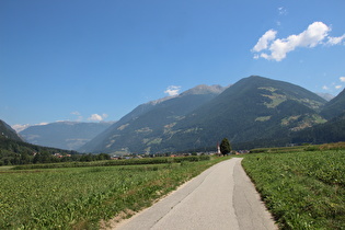 Radweg Tauferer Ahrntal, Blick auf Gais, dahinter v. l. n. r.: Sonntagsgabel, Keilbachspitze, der durch das Pojental in zwei Hälften geteilte nach Westen streichende Kamm der Durreckgruppe, Blossberg, Kahlgeifel und Geige