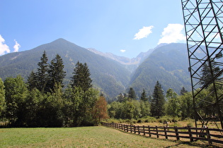 Blick ins sehr steile Walburgbachtal, über dem Talschluss die Kleine und Große Windschar