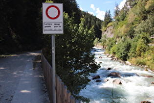 Blick talaufwärts in den Klapf mit Schotterpiste, Ahr und Straße